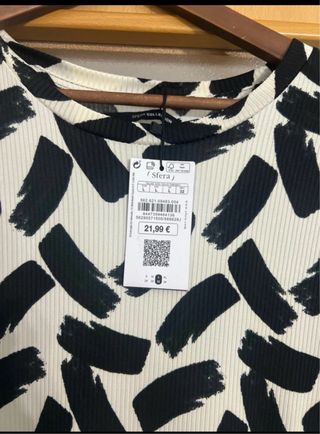 Vestido blanco y negro con pequeñas hombreras