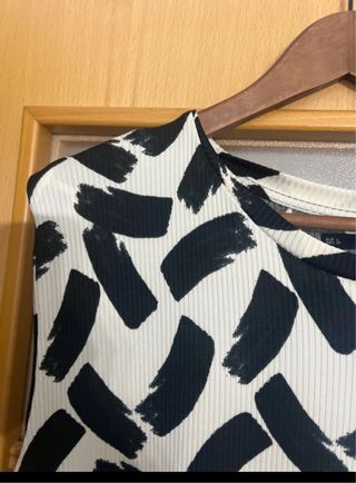 Vestido blanco y negro con pequeñas hombreras