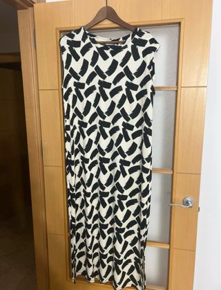 Vestido blanco y negro con pequeñas hombreras