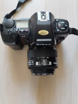 Fotocamera reflex analogica Nikon con obiettivo AF NIKKOR 35-70mm