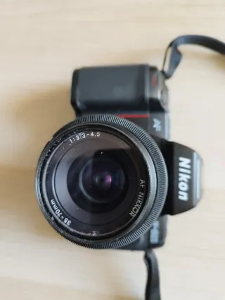 Fotocamera reflex analogica Nikon con obiettivo AF NIKKOR 35-70mm