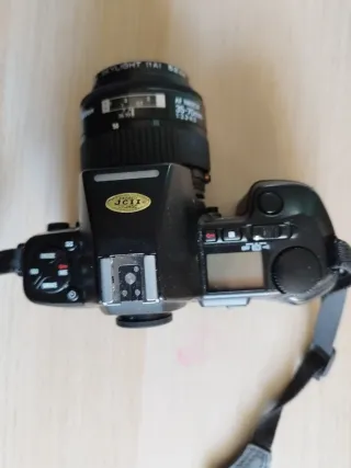 Fotocamera reflex analogica Nikon con obiettivo AF NIKKOR 35-70mm