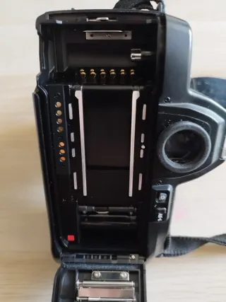 Fotocamera reflex analogica Nikon con obiettivo AF NIKKOR 35-70mm