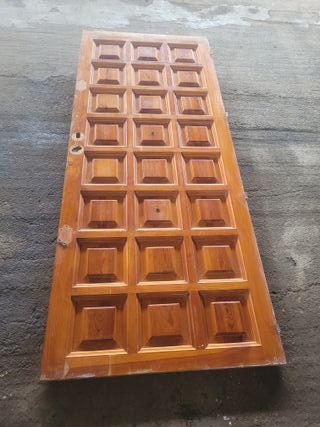 Puerta de entrada de madera