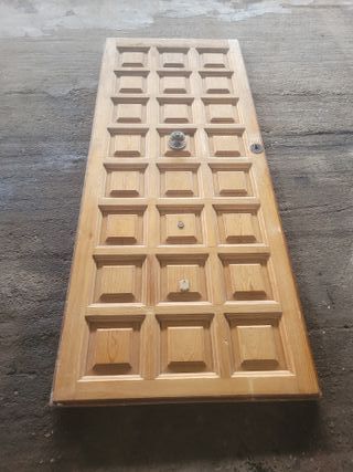 Puerta de entrada de madera