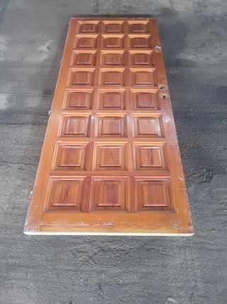 Puerta de entrada de madera