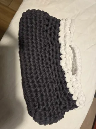 Borsa uncinetto grigia e bianca con manici