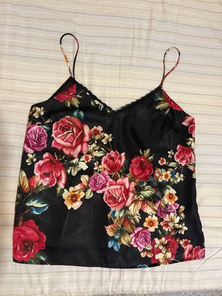 Blusa Stradivarius floral negra talla M