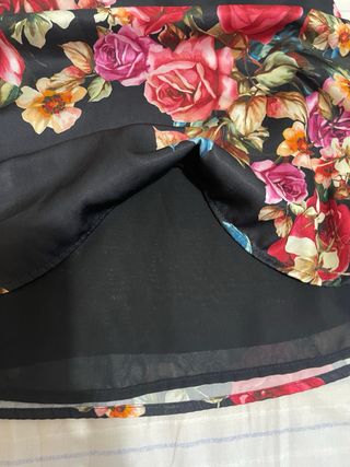 Blusa Stradivarius floral negra talla M