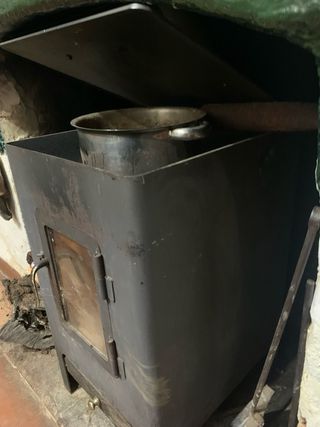 Estufa de leña con puerta de cristal