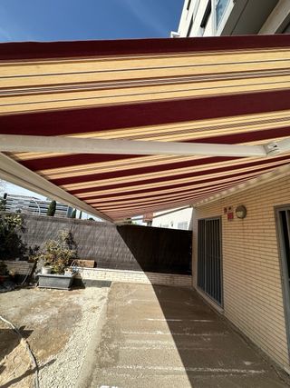 Toldo eléctrico con arcón. Urge venta. Negociable