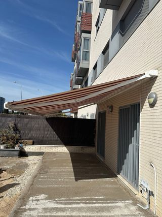 Toldo eléctrico con arcón. Urge venta. Negociable