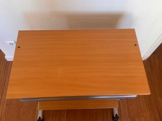 Mesa de ordenador con ruedas