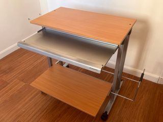 Mesa de ordenador con ruedas