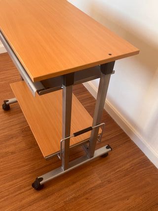 Mesa de ordenador con ruedas