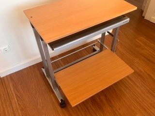 Mesa de ordenador con ruedas