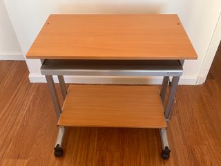 Mesa de ordenador con ruedas