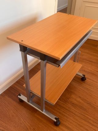 Mesa de ordenador con ruedas