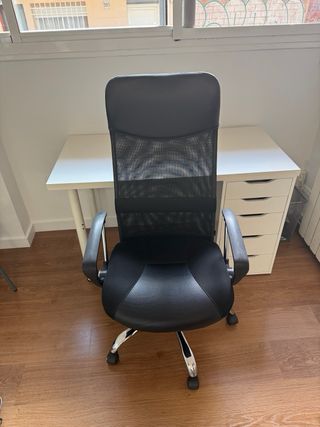 Escritorio completo: mesa, cajonera y silla