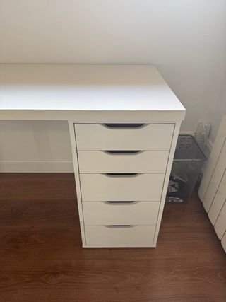 Escritorio completo: mesa, cajonera y silla