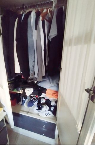 Armario, mesita de noche y escritorio.