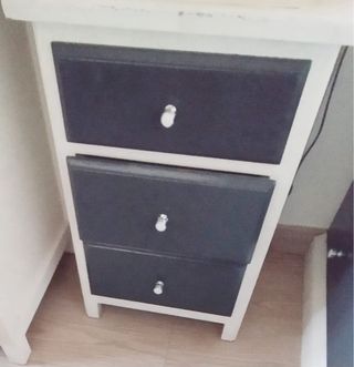 Armario, mesita de noche y escritorio.