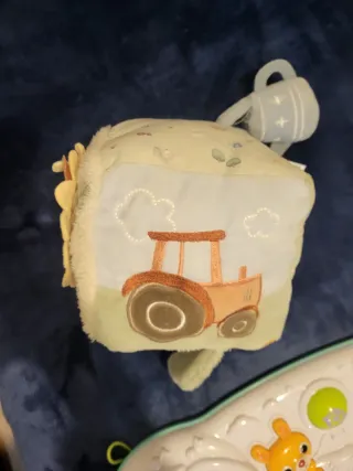 Dado peluche per bambini con trattore