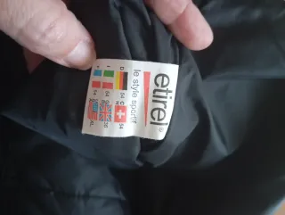 Pantalón de esquí negro con tirantes da más talla.