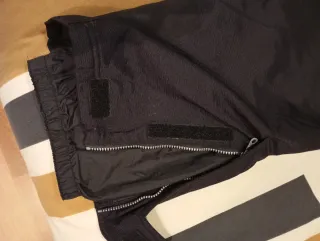 Pantalón de esquí negro con tirantes da más talla.