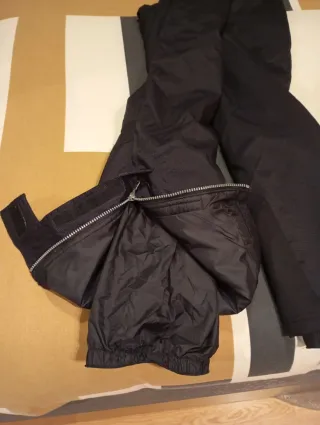Pantalón de esquí negro con tirantes da más talla.