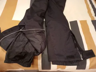 Pantalón de esquí negro con tirantes da más talla.