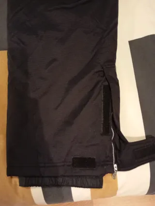 Pantalón de esquí negro con tirantes da más talla.