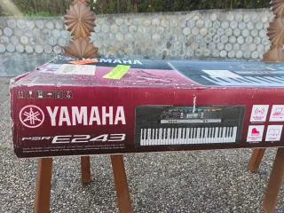 Teclado Yamaha PSR-E243 Nuevo