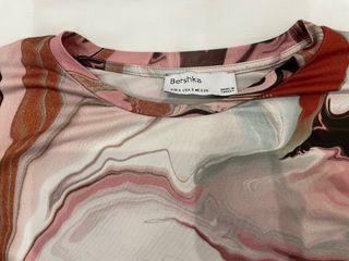 Top crop estampado mármol manga larga