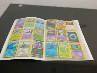 Lote 135 Cartas Pokémon (Normales y Especiales)
