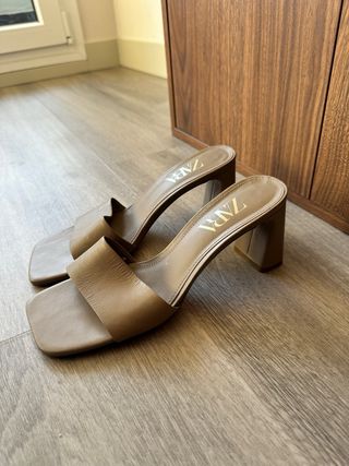 Sandalias Zara tacón beige