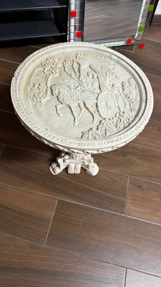 Mesa auxiliar de piedra con relieve