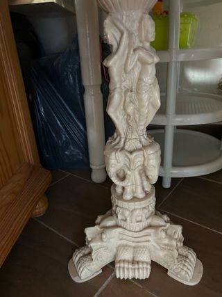 Mesa auxiliar de piedra con relieve