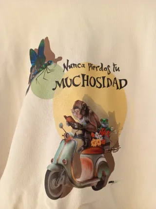 Sudadera beige con capucha y estampado