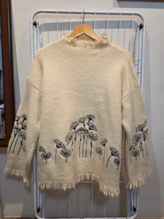 Jersey beige con flores bordadas