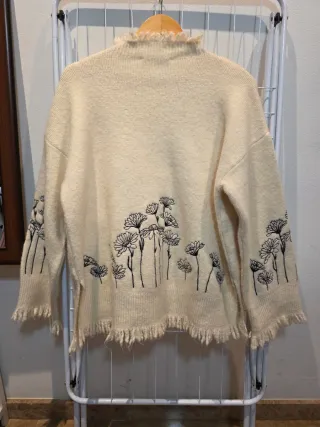 Jersey beige con flores bordadas