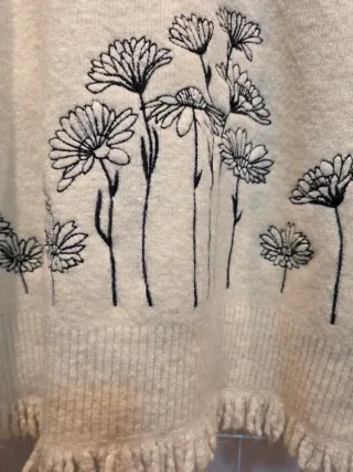 Jersey beige con flores bordadas