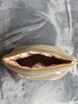 Neceser estampado flechas floral.