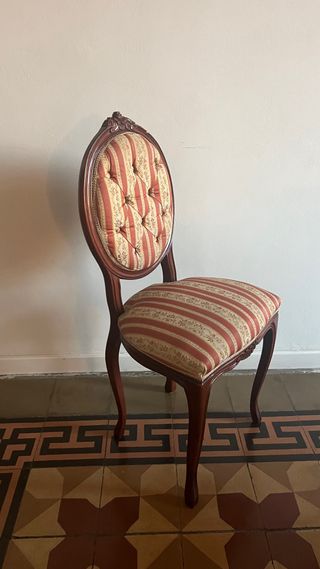 Silla pequeña de madera y tela. Estatilo Barroco