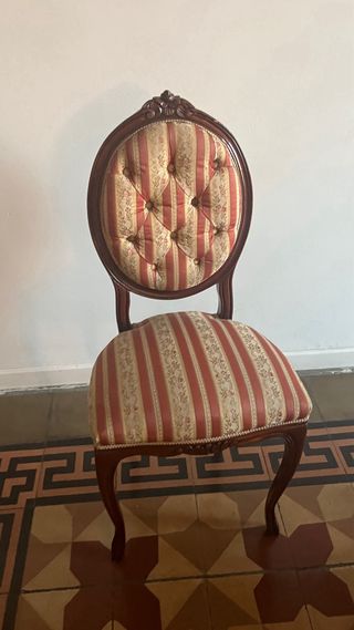 Silla pequeña de madera y tela. Estatilo Barroco