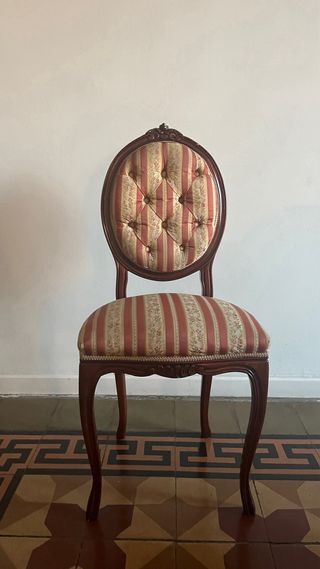 Silla pequeña de madera y tela. Estatilo Barroco