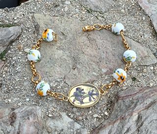 Pulsera artesanal oro flores y ceramica