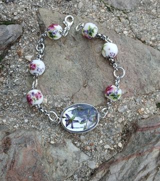 Pulsera artesanal oro flores y ceramica