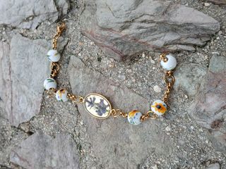 Pulsera artesanal oro flores y ceramica