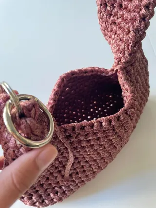 Borsa uncinetto rosa con chiusura ad anelli